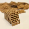 Große hölzerne Frachtversandpaletten-Miniaturen im H0-Maßstab.