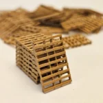 Große hölzerne Frachtversandpaletten-Miniaturen im H0-Maßstab.