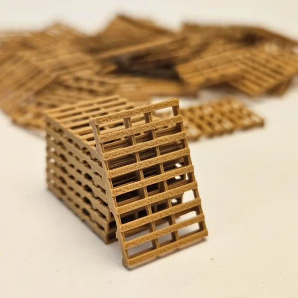 Große hölzerne Frachtversandpaletten-Miniaturen im H0-Maßstab.