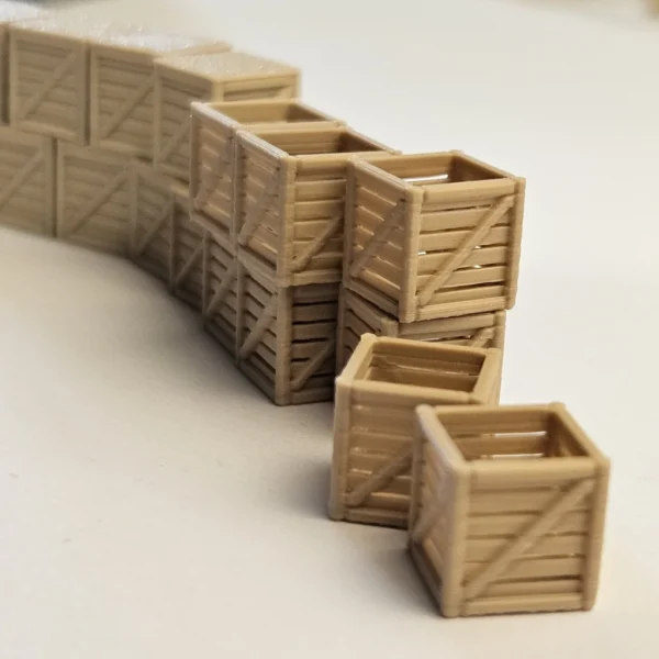 Holzfrachtkisten-Miniaturen in H0-Maßstab.
