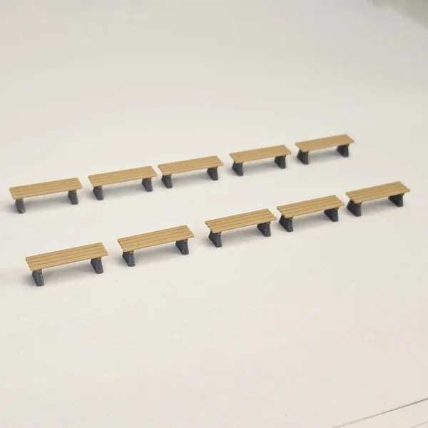 Sitzbänke auf Betonpfosten