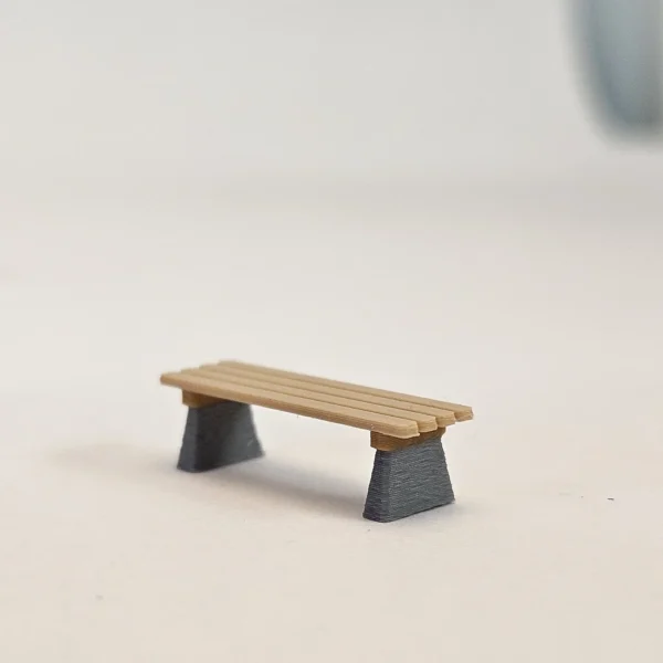Sitzbänke auf Betonpfosten