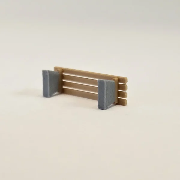 Sitzbänke auf Betonpfosten