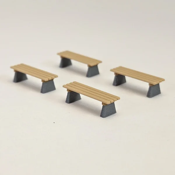 H0-Miniaturen von Sitzbänken für beispielsweise Parkanlagen.