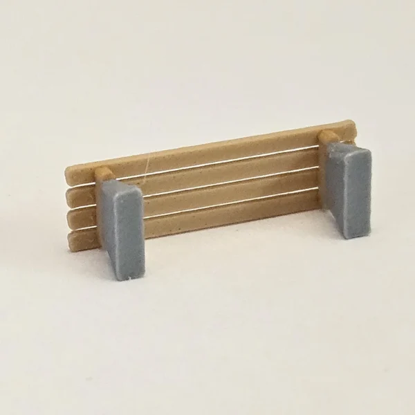 Sitzbänke auf Betonpfosten