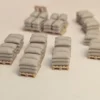 Miniaturen im Maßstab H0 von Europaletten mit hellgrauen gestapelten Säcken.