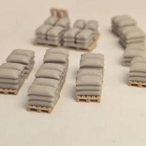 0515201-n-massstab-säcke-auf-euro-paletten-02 Miniaturen im Maßstab H0 von Europaletten mit hellgrauen gestapelten Säcken.