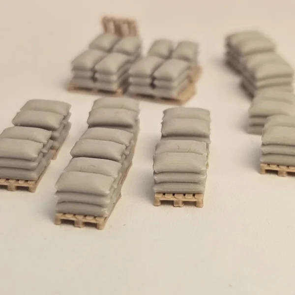 Miniaturen im Maßstab H0 von Europaletten mit hellgrauen gestapelten Säcken.