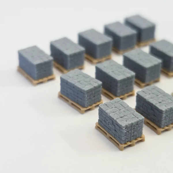 0514101-n-spur-miniatur-graue-ziegelsteine-auf-paletten-01 Gestapelte Ziegel auf EU-Paletten