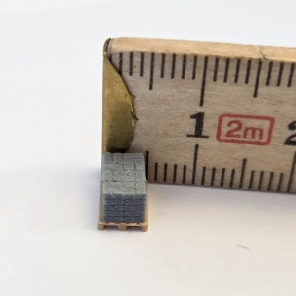 0514101-N-Maßstab-Miniatur-Graue-Ziegelsteine-auf-Paletten-09 Gestapelte Ziegel auf EU-Paletten