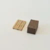 0514102-n-massstab-miniatur-braune-ziegelsteine-auf-paletten-01 Gestapelte Ziegel auf EU-Paletten