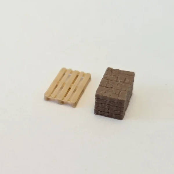 0514102-n-massstab-miniatur-braune-ziegelsteine-auf-paletten-01 Gestapelte Ziegel auf EU-Paletten